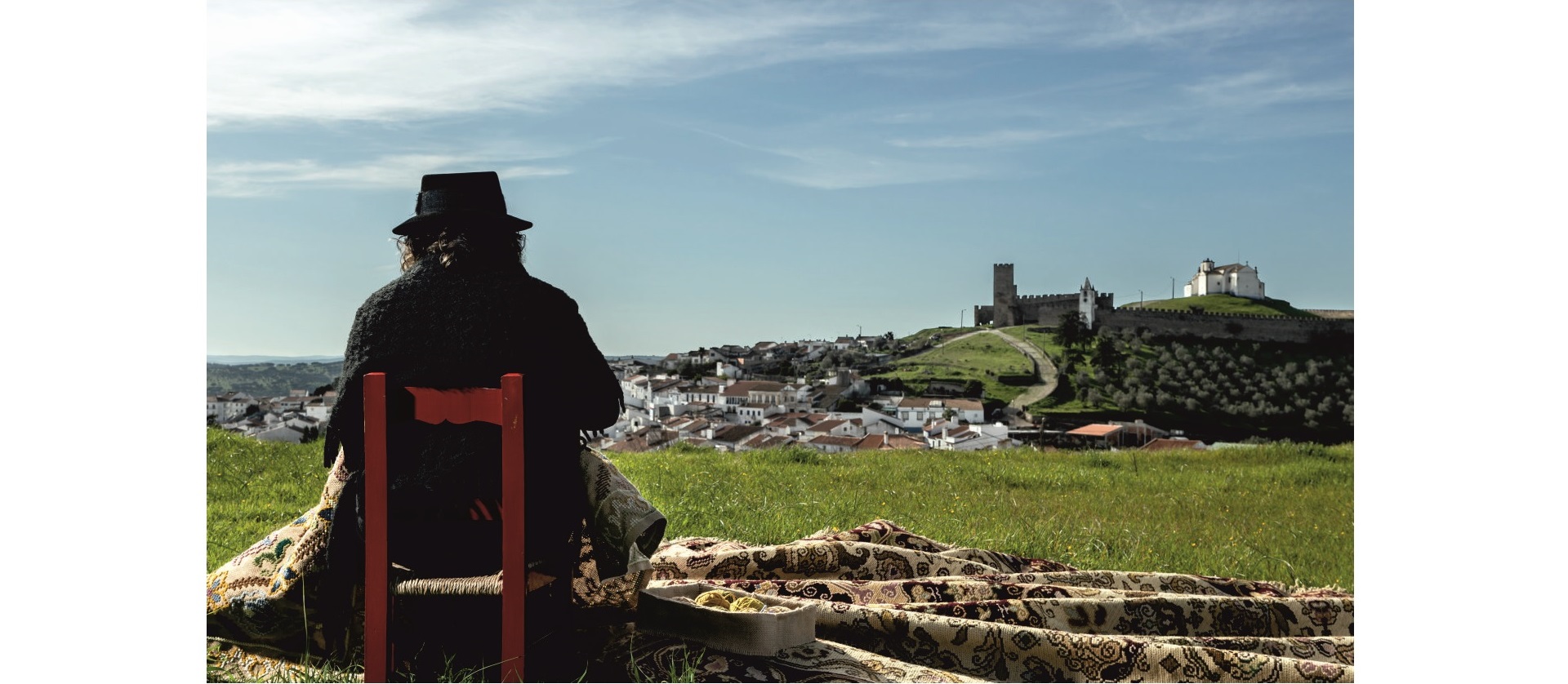 Há uma terra a sul pousada na planície como um tapete bordado…
