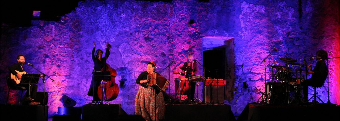 Celina da Piedade – À𝐬 𝟓ª𝐬 𝐟𝐞𝐢𝐫𝐚𝐬 𝐧𝐨 𝐂𝐚𝐬𝐭�...